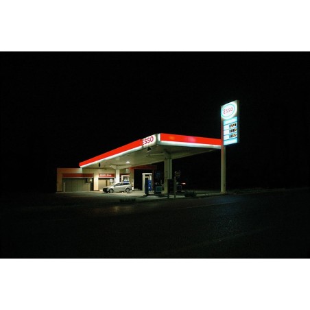 Notte - Distributore di benzina con auto